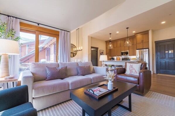 Smart TV, fireplace, Netflix, streaming services - Luxury Remodeled 2BR/3BA River Run • Vaulted Ceilings • Washer/Dryer • Sleeps 8 (Keystone)