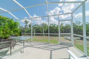 Outdoor dining - Pet-Friendly / Family-Friendly Waterfront Vacation Rental + Free Boat Dockage! (Matlacha)
