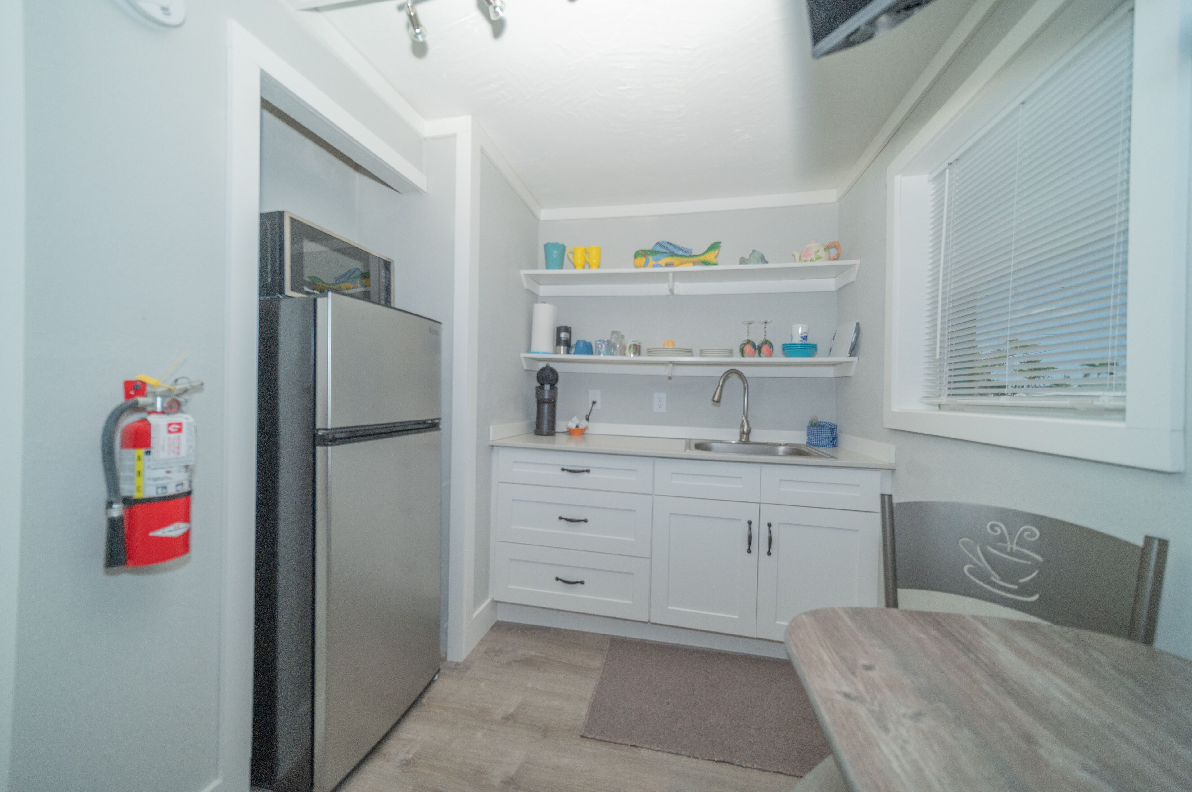 Refrigerador, microondas, cafetera y tetera y tostadora 