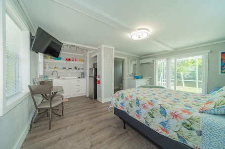 1 bedroom, iron/ironing board, WiFi, bed sheets. Pet-Friendly / Family-Friendly Waterfront Vacation Rental + Free Boat Dockage!
