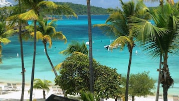 Plage, chaises longues, serviettes de plage