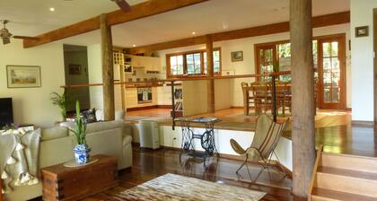 Magnolia Cottage - Magical Noosa Hinterland Retreat