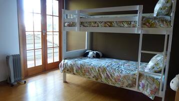 4 bedrooms, iron/ironing board, internet, bed sheets