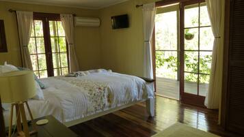 4 bedrooms, iron/ironing board, internet, bed sheets