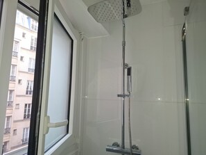 ヘアドライヤー、タオル、トイレットペーパー