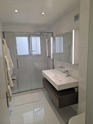 Hårtørrer, håndklæder, Toiletpapir