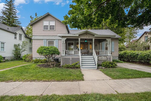The Dock House - Upper unit next to the City Marina