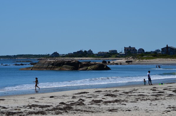 Playa en los alrededores, camastros y toallas de playa