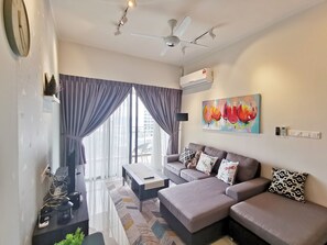 Flachbildfernseher, Tischtennisplatte