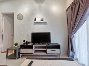 Flachbildfernseher, Tischtennisplatte