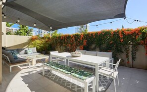 Outdoor dining - Burleigh Beach Pad 100m from beach - stunning (Burleigh Heads)