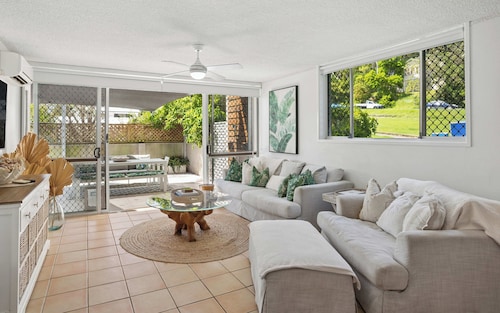 Burleigh Beach Pad 100m from beach - stunning