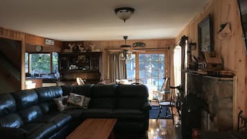 Smart TV, chimenea, reproductor de DVD y estéreo