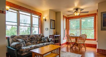 El Inn en Croftville Road Cottages # 5. En la orilla del lago superior.