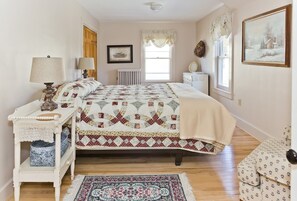 4 bedrooms, desk, iron/ironing board, travel cot