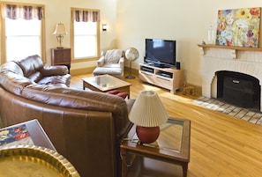 TV connectée, lecteur de DVD, livres, espaces bureaux
