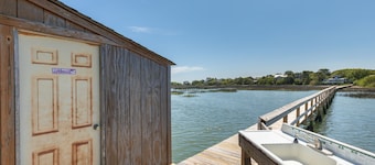 Lovely Home on Deep Water/Dock/Short walk to Beach/Pets Considered.