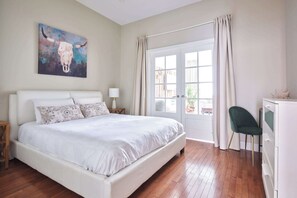 4 slaapkamers, een bureau, een strijkplank/strijkijzer, reisbedje