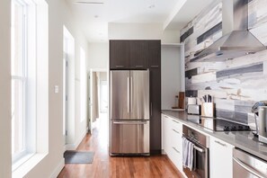 Réfrigérateur, micro-ondes, four, plaque de cuisson