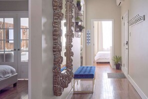 4 chambres, bureau, fer et planche à repasser, lit parapluie