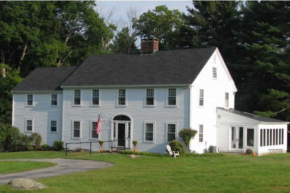 Spacious Estate With Mtn Views! Private Setting, Great Family Home!!