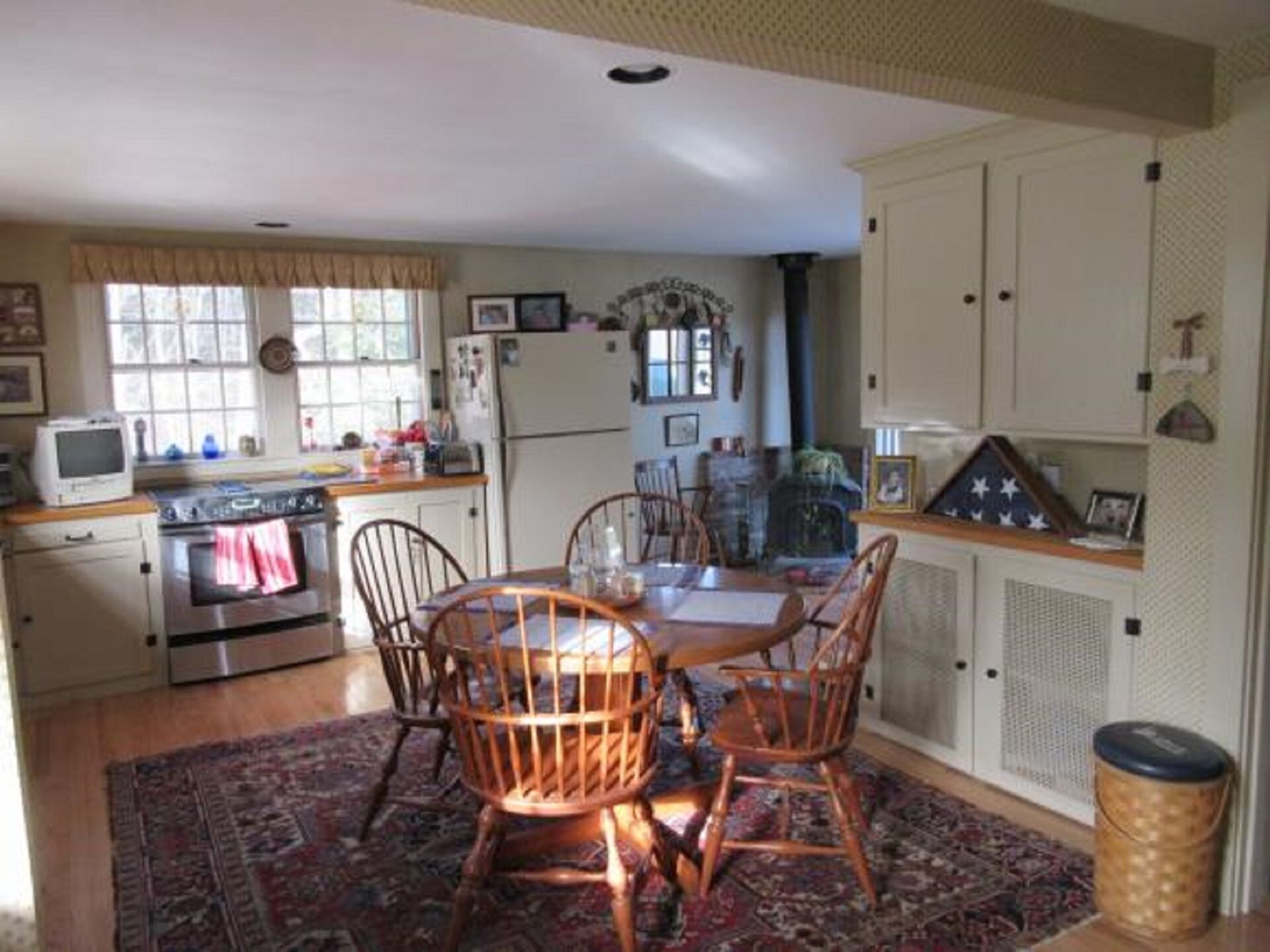 Spacious Estate With Mtn Views! Private Setting, Great Family Home!!