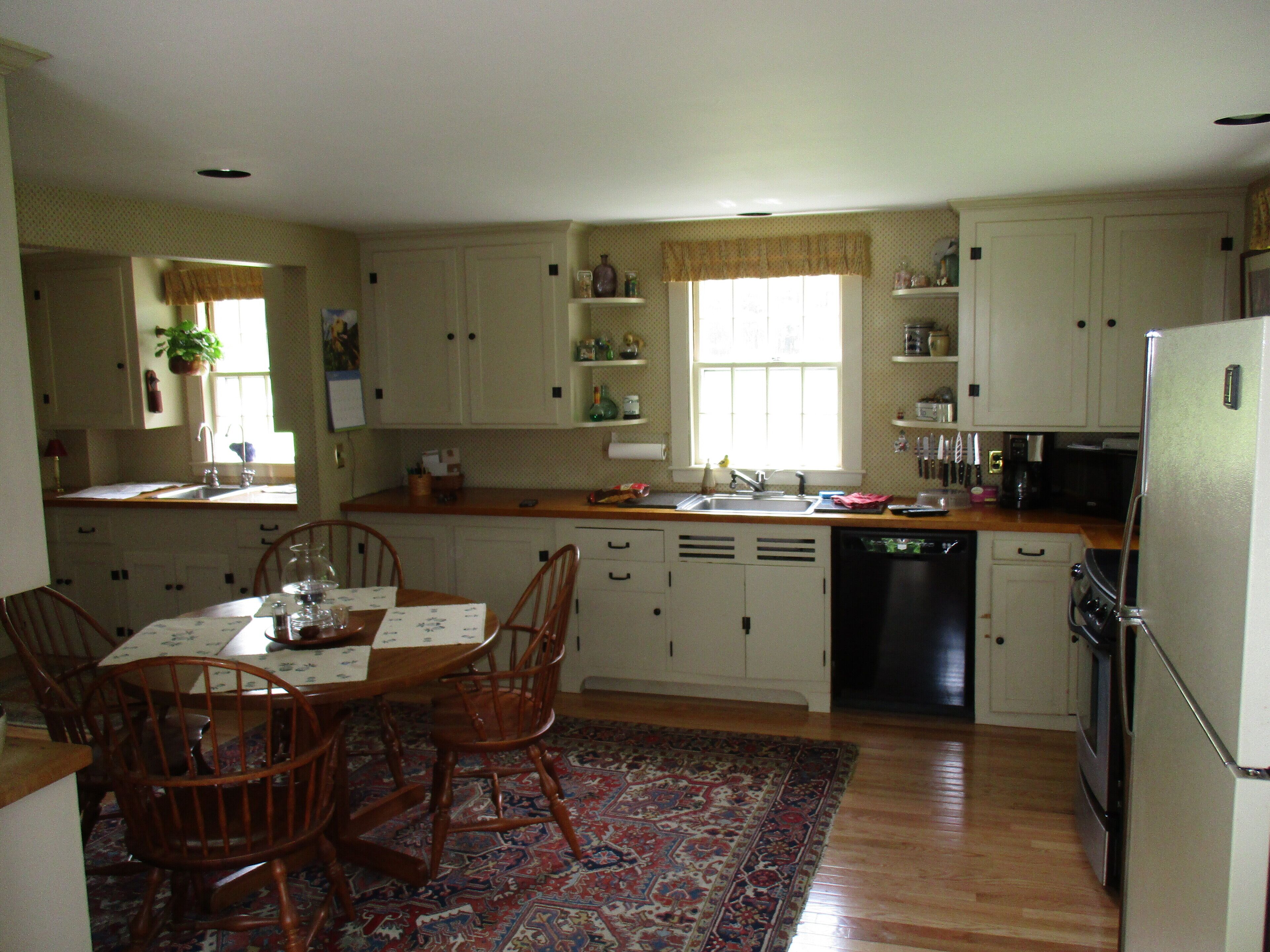 Spacious Estate With Mtn Views! Private Setting, Great Family Home!!