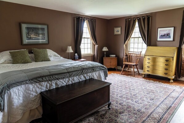 5 bedrooms, iron/ironing board, WiFi, bed sheets