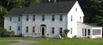 Spacious Estate With Mtn Views! Private Setting, Great Family Home!!
