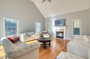 Smart TV, fireplace - Greenport Getaway the perfect blend of relaxation, nature, and North Fork charm. (Greenport)
