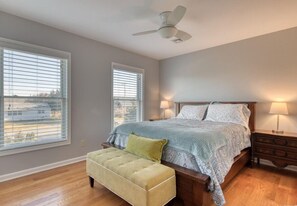 5 bedrooms, desk, iron/ironing board, travel crib