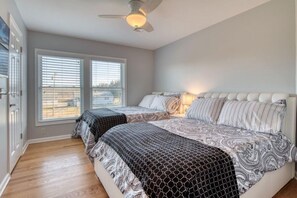 5 habitaciones, escritorio y tabla de planchar con plancha 