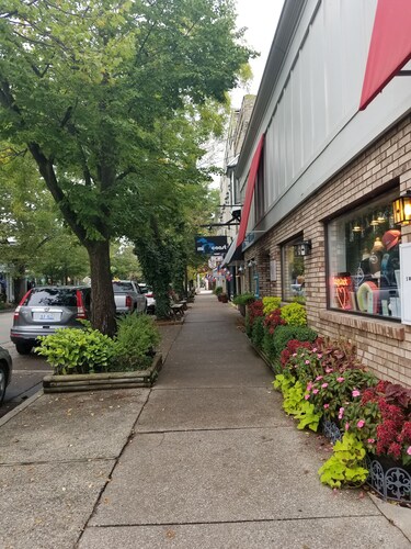 Beautiful condo with a waterview is a short walk to shops and restaurants.