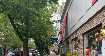 Beautiful condo with a waterview is a short walk to shops and restaurants.