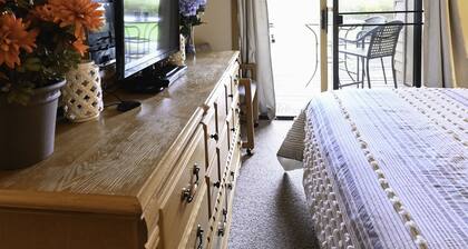 Clean cozy 1 bdrm. MOUNTAIN VIEW! on golf course, pools Temperpedic mattress!