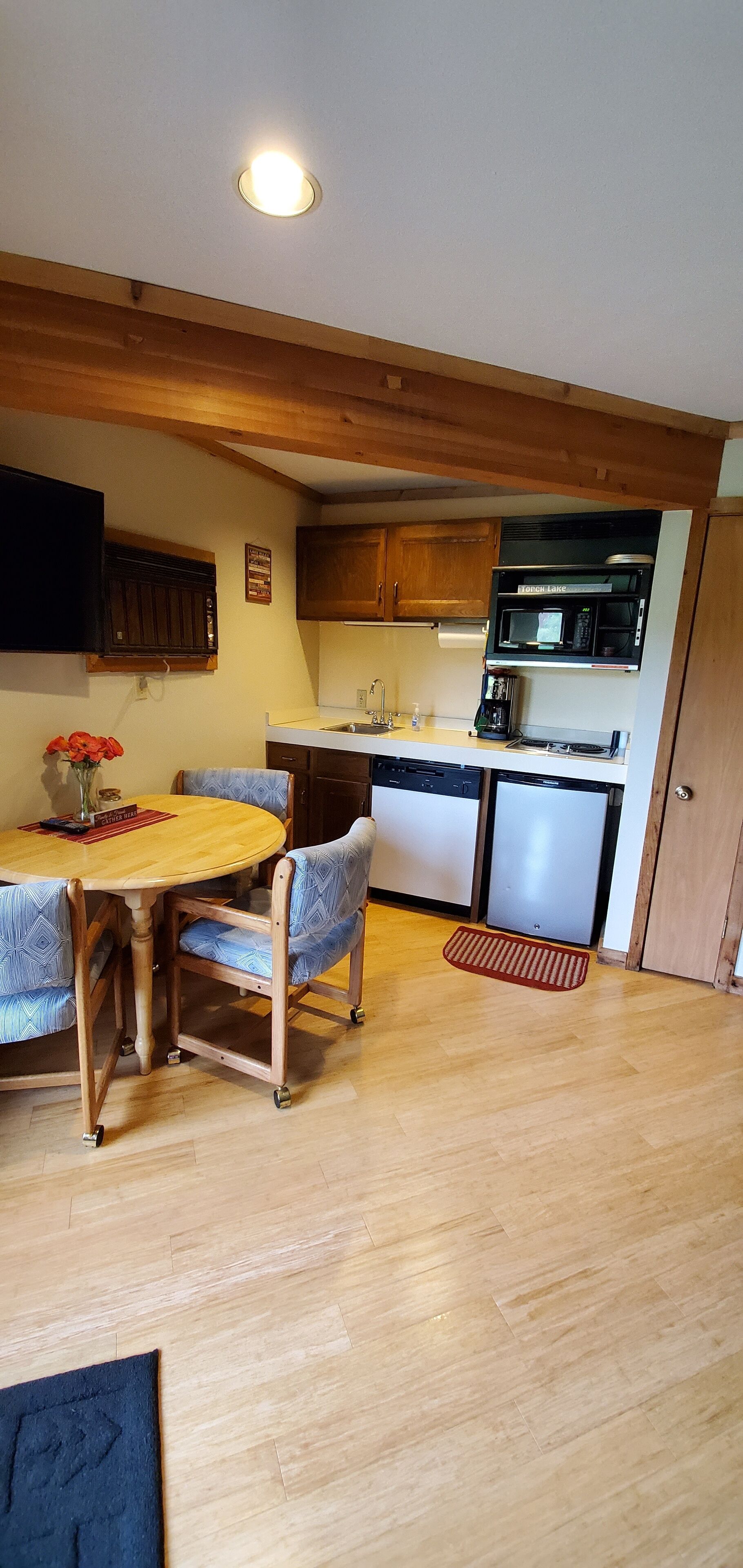 Clean cozy 1 bdrm. 1 bath. MOUNTAIN VIEW! WALK TO SLOPES, pool access,WiFi