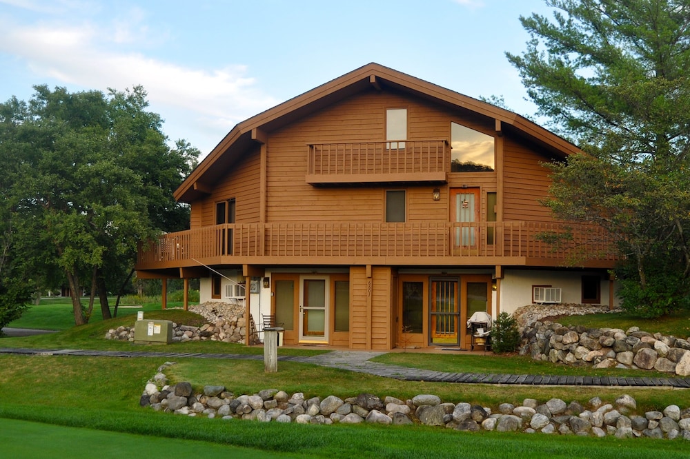 Clean cozy 1 bdrm. 1 bath. MOUNTAIN VIEW! WALK TO SLOPES, pool access,WiFi