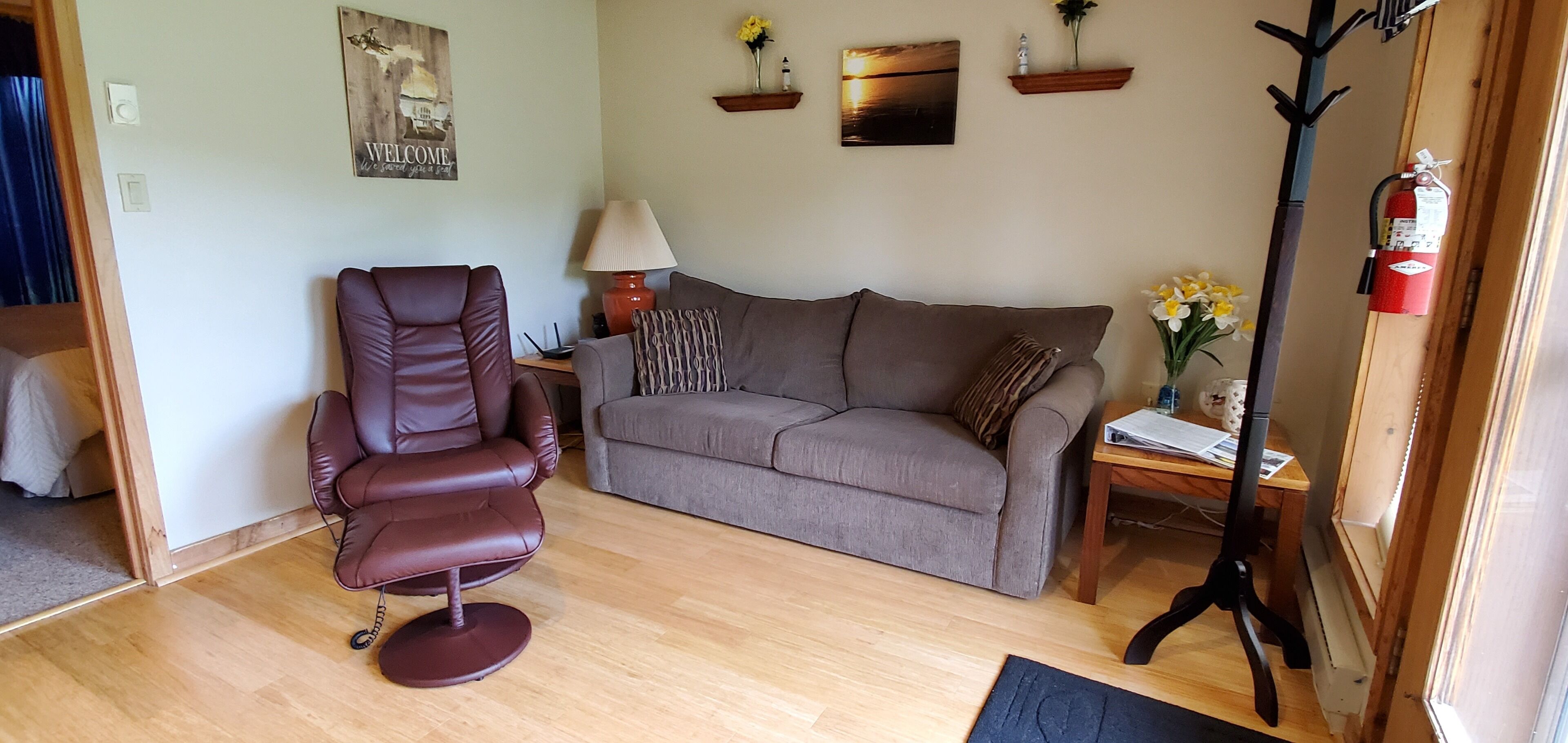Clean cozy 1 bdrm. 1 bath. MOUNTAIN VIEW! WALK TO SLOPES, pool access,WiFi