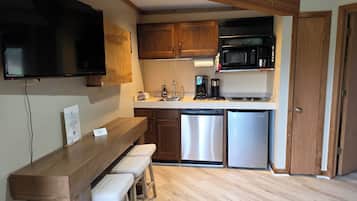 Fridge, microwave, stovetop, dishwasher