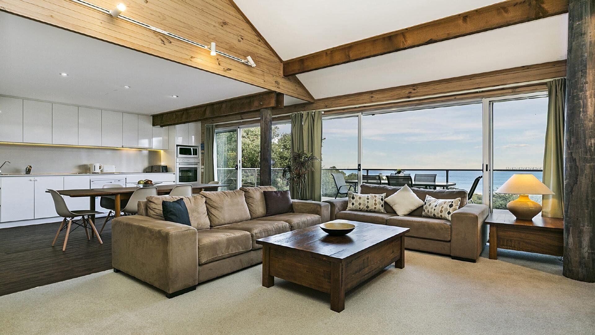 Bombora at Killcare - Elevated Home with Panoramic Ocean Views