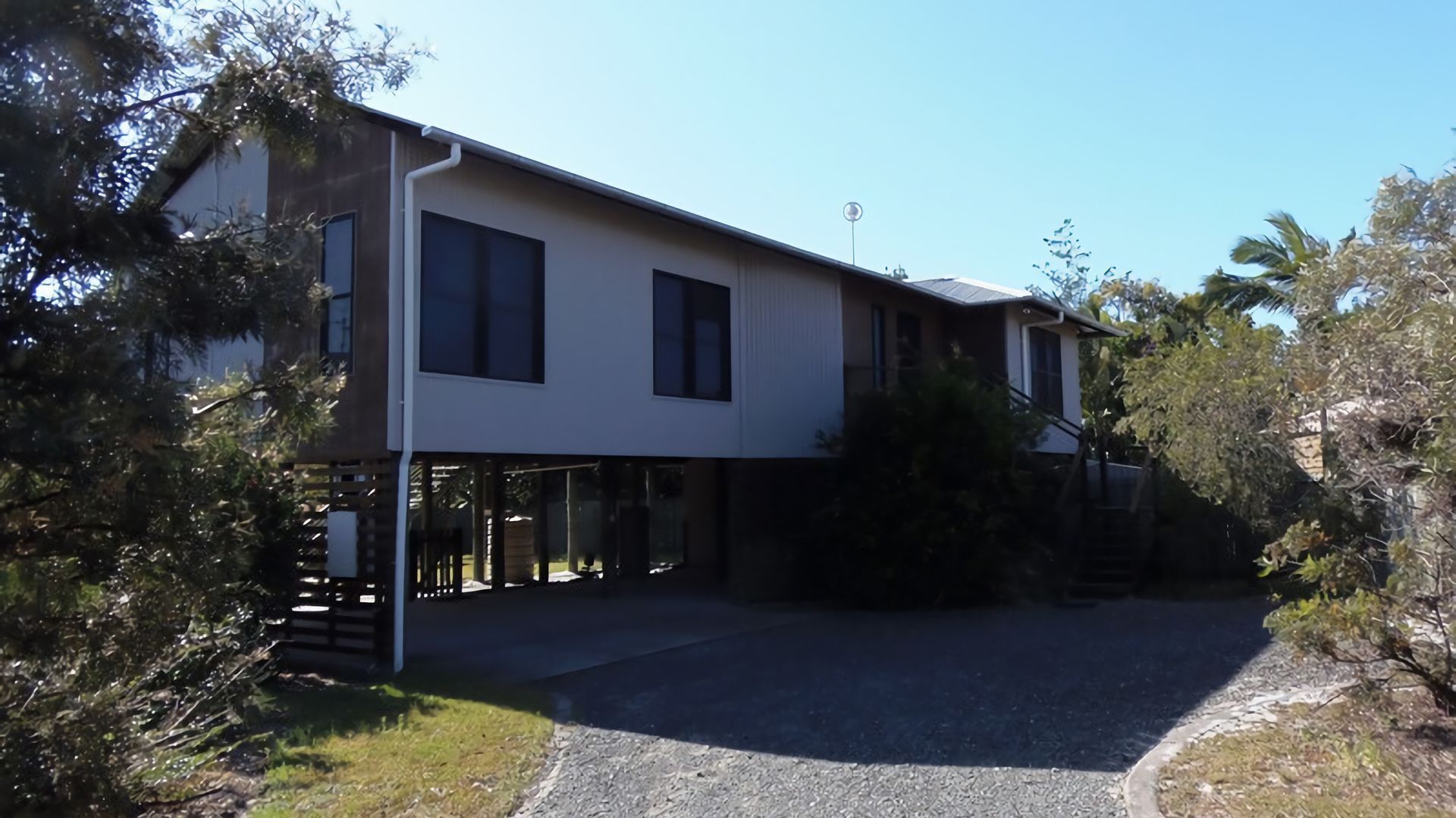 Kurrawah - Rainbow Beach. Modern Coastal Decor. Walk to beach and main street — image 17