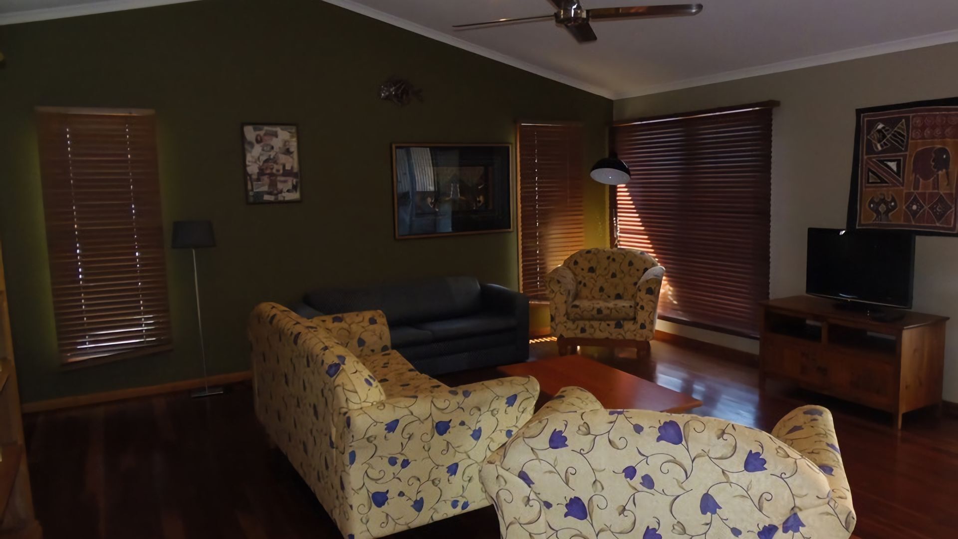 Kurrawah - Rainbow Beach. Modern Coastal Decor. Walk to beach and main street — image 9