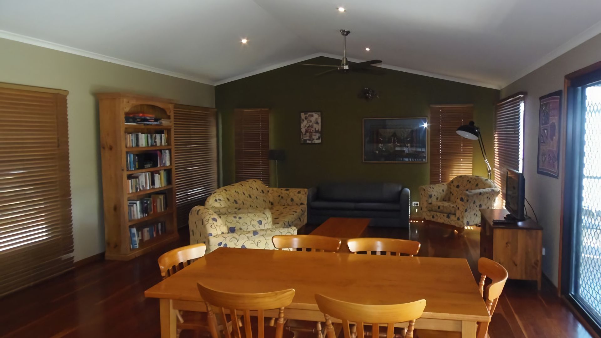 Kurrawah - Rainbow Beach. Modern Coastal Decor. Walk to beach and main street — image 6