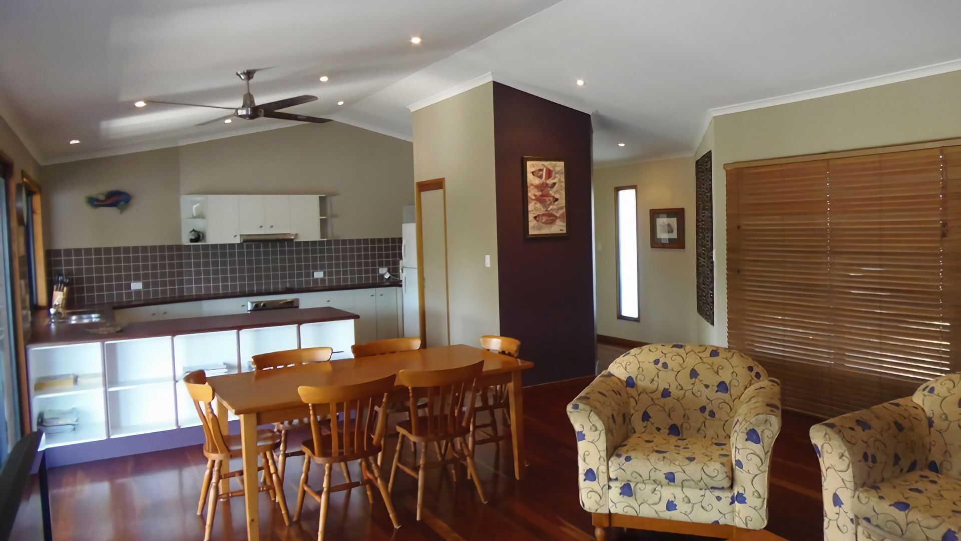 Kurrawah - Rainbow Beach. Modern Coastal Decor. Walk to beach and main street — image 2
