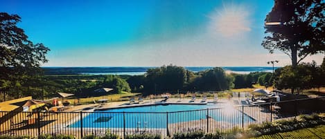 Piscine couverte, piscine extérieure