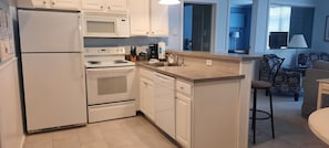 Frigorífico, microondas, horno y placa de cocina