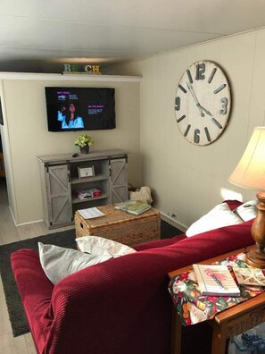 Fernseher, Tischtennisplatte, Bücher