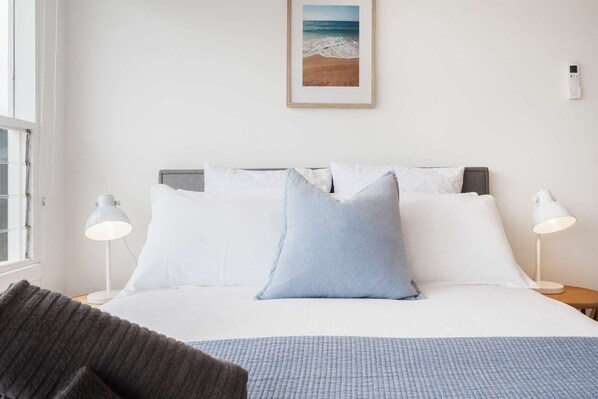 5 bedrooms, iron/ironing board, WiFi, bed sheets