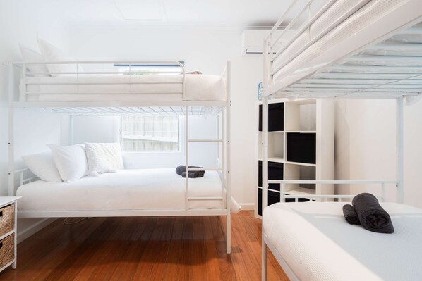 5 habitaciones, tabla de planchar con plancha, wifi y ropa de cama 