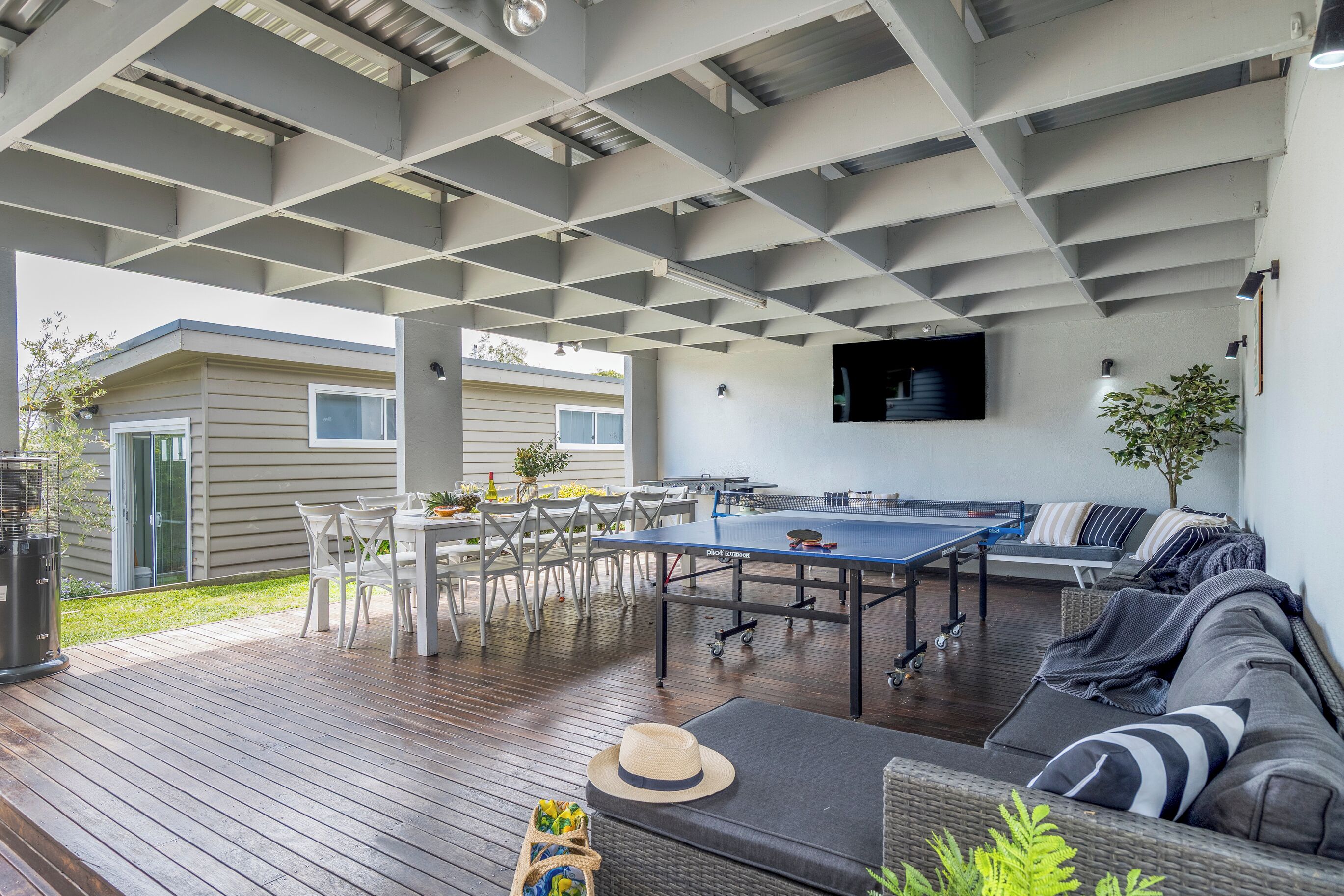 屋外ダイニングエリア